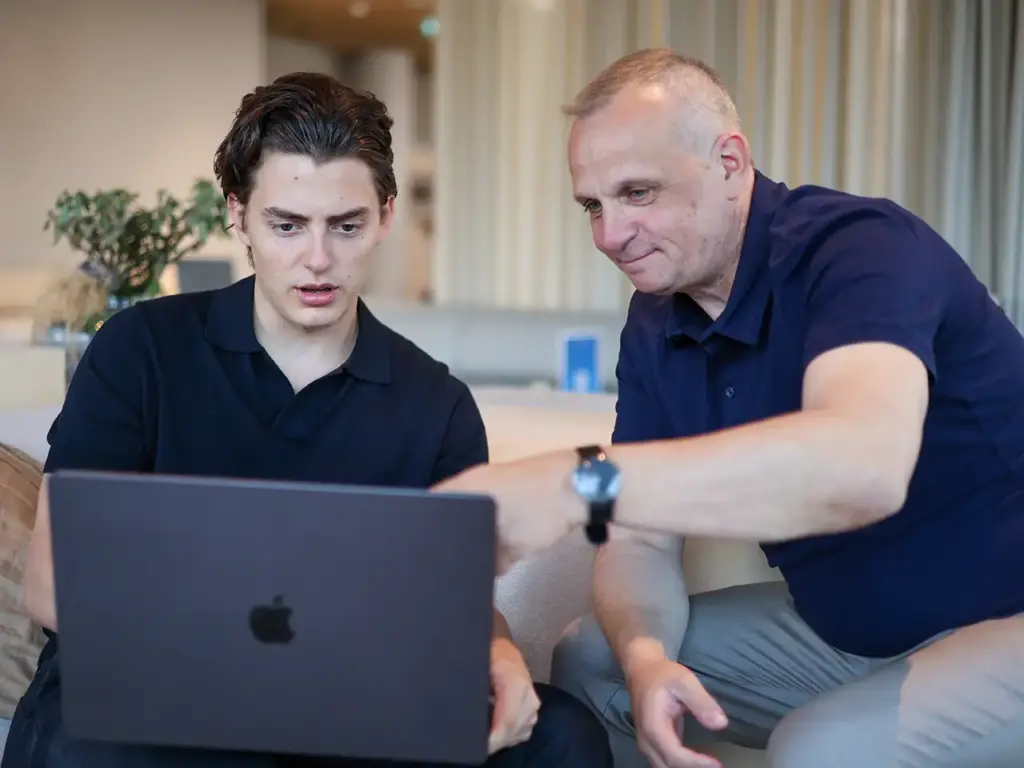 Carsten zeigt am Macbook mehr über Recruiting Website in Verbindung mit einem Ads-Paket.